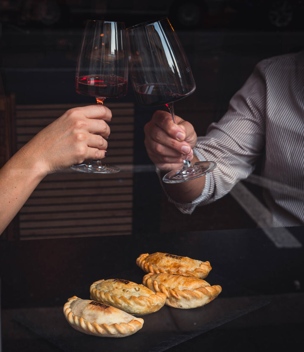 vino e empanade